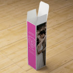 Boite Cadeau Pour Bouteille De Vin 5e anniversaire du mariage rose photo Tourmaline<br><div class="desc">Simple rose tourmaline effet pierre à effet coeur ligne d'art graphiques rose et blanc cinquième Mariage Anniversaire ajoutez votre propre boîte à vin photo. Personnalisez ces boîtes à vin d'anniversaire mariage avec vos propres noms, dates d'anniversaire et détails sur le vin. Idéal pour un vin ou un cadeau spiritueux du...</div>