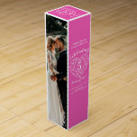 Boite Cadeau Pour Bouteille De Vin 5e anniversaire du mariage rose Tourmaline deux ph<br><div class="desc">Simple rose Tourmaline effet pierre à effet coeur ligne graphique rose et blanc cinquième Mariage Anniversaire ajouter deux de vos propres photos sur les côtés de cette boîte à vin et finir de personnaliser ces boîtes à vin d'anniversaire mariage avec vos propres noms, dates d'anniversaire et détails du vin. Idéal...</div>