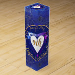 Boite Cadeau Pour Bouteille De Vin 9e anniversaire du Mariage Lapis Lazuli Vin couleu<br><div class="desc">N'est-ce pas amusant ? Une boîte à vin qui rend hommage à leur amour pour leur 9e anniversaire de mariage ! Je les ai conçus avec l'esprit "audacieux" et lapis lazuli avec votre texte médaillon et mes coeurs fantaisistes font pour un design royal et adapté pour votre journée spéciale!</div>
