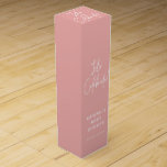 Boite Cadeau Pour Bouteille De Vin Accueil minimaliste Dusty Rose Rose<br><div class="desc">Simple et sucré Célébrons la boîte à Baby shower vin! Caractéristiques "Fêtons" en script de calligraphie avec votre nom et date personnalisés ci-dessous.</div>