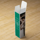 Boite Cadeau Pour Bouteille De Vin Anniversaire d'émeraude 55 ans d'amour photo perso<br><div class="desc">Un simple effet de gemstone, des graphiques d'art de ligne cardiaque dans vert émeraude et blanc 55e anniversaire Mariage ajoutent votre propre boîte à vin photo. Personnalisez ces caisses à vin du cinquantecinquième mariage avec vos propres noms, dates d'anniversaire et détails sur le vin. Idéal pour un cadeau de 55e...</div>