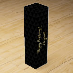 Boite Cadeau Pour Bouteille De Vin Anniversaire personnalisé des triangles noirs d'Ub<br><div class="desc">Créez votre propre personnalisation, personnalisée, classe, belle élégante typographie / script faux or, cool uber élégant triangles noir et gris motif, boîte cadeau vin d'anniversaire / champagne, avec vos voeux d'anniversaire personnalisés sur le devant et votre note / message personnalisé à l'arrière. Fait avec robuste 24 pt. cardstock, cette boîte...</div>