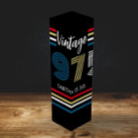 Boite Cadeau Pour Bouteille De Vin Bande rétro vintage 1975 Couleurs primaires<br><div class="desc">. : 1975- Ce design est audacieux et LUMINEUX et présente des couleurs primaires et du blanc éclatant contre un arrière - plan noir. Vous pouvez modifier n'importe quel texte, y compris l'année, le nom et l'âge, ou vous pouvez également mettre dans une déclaration personnalisée. Les rayures rétro dans les...</div>