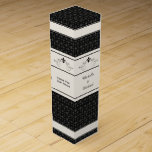 Boite Cadeau Pour Bouteille De Vin Black Fleur de Lis Scroll a personnalisé la boîte<br><div class="desc">Rendez votre cadeau du vin extra spécial avec cette boîte-cadeau personnalisée de vin comportant vos messages spéciaux sous un rouleau élégant de Fleur de lis sur un ensemble blanc de bande sur un arrière - plan noir de motif de fleur de lis.</div>