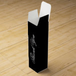 Boite Cadeau Pour Bouteille De Vin Boîte à cadeaux Classy Wine<br><div class="desc">Idéal pour les événements mariages ou d'entreprise. Personnalisez le texte ou le texte est amovible. Magnifique emballage d'entreprise,  ou mariage en faveur de l'emballage. L'arrière - plan noir peut être personnalisé à n'importe quelle couleur pour coordonner votre événement.</div>