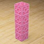 Boite Cadeau Pour Bouteille De Vin Boîte à cadeaux Retro Pink Trellis<br><div class="desc">Ajoutez un peu de Palm Springs moderne du milieu du siècle partout où vous allez avec cette boîte à vin motif Retro Pink Trellis. Il s'inspire de blocs de brise en béton vintage. L'architecture déconstruite des années 1950 donnera une sensation de design instantané à la vie quotidienne.</div>