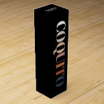 Boite Cadeau Pour Bouteille De Vin Bouteille Coquito Christmas<br><div class="desc">Typographie moderne des couleurs terrestres. 
Ajoutez le nom de qui l'a fait pour une touche personnelle.</div>