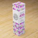 Boite Cadeau Pour Bouteille De Vin Bunting motif photo nom de la boîte à vin 40e anni<br><div class="desc">Bright moderne multi-coloré triangulaire beige à vin de style drapeau à bunting. Personnalisez avec votre nom de récipiendaire,  deux photos et l'année d'anniversaire. Il lit actuellement heureux 40e anniversaire Darcy et leur année Vintage. Conçu par Sarah Trett.</div>