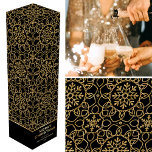 Boite Cadeau Pour Bouteille De Vin Cadeau de Noël personnalisé Flocon de neige Black<br><div class="desc">Ajoutez le facteur wow à votre bouteille de vin ou de champagne avec une boîte cadeau personnalisée! Cette élégante décoration sur le thème de l'hiver porte les mots "Joyeux Noël" et peut être personnalisée avec le nom du récipiendaire ou un nom de famille et l'année des fêtes. Un motif élégant...</div>