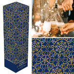 Boite Cadeau Pour Bouteille De Vin Cadeau de Noël personnalisé Flocon de neige bleu o<br><div class="desc">Ajoutez le facteur wow à votre bouteille de vin ou de champagne avec une boîte cadeau personnalisée! Cette élégante décoration sur le thème de l'hiver porte les mots "Joyeux Noël" et peut être personnalisée avec le nom du récipiendaire ou un nom de famille et l'année des fêtes. Un motif élégant...</div>