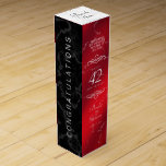 Boite Cadeau Pour Bouteille De Vin Élégant 42e anniversaire du Mariage Jasper<br><div class="desc">Ajoutez une touche spéciale aux célébrations du 42e anniversaire du mariage avec cette boîte à vin commémorative! Elégant serif blanc et sans serif lettrage sur cerisier marbré rouge et noir arrière - plans ajoutent une touche mémorable pour cette occasion spéciale et extraordinaire jalon. Customisez avec les noms du couple heureux...</div>