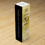 Boite Cadeau Pour Bouteille De Vin Élégant 50e anniversaire de Mariage d'or<br><div class="desc">Ajoutez une touche spéciale aux célébrations du 50e anniversaire du mariage avec cette boîte à vin commémorative! Elégant serif noir et sans serif lettrage avec des confettis hexagonaux sur un arrière - plan doré ajouter une touche mémorable pour cette occasion spéciale et une étape extraordinaire. Customisez avec les noms des...</div>