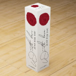 Boite Cadeau Pour Bouteille De Vin Élégant Logo Script Red Wax Stamp Cadeau d'entrepr<br><div class="desc">Personnalisez votre bouteille de vin avec ce design moderne de boîte à vin. Ce design élégant de boîte cadeau vin d'affaires dispose d'une fine police de calligraphie, avec un message personnalisé sur les côtés et l'espace pour votre nom et vos initiales sur le dos. Le luxueux timbre de cire faux...</div>
