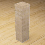 Boite Cadeau Pour Bouteille De Vin Élégant Motif à vague or sur beige<br><div class="desc">Apportez un sentiment d'élégance sereine à votre cadeau avec ce design luxueux avec des tourbillons d'inspiration vague or sur un arrière - plan beige doux. Parfait pour les mariages sur le thème de la plage, les fêtes côtières ou toute occasion spéciale, ce motif raffiné ajoute une touche de sophistication et...</div>
