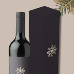 Boite Cadeau Pour Bouteille De Vin Élégante boîte à vin de flocon de neige<br><div class="desc">Faites-vous plaisir avec notre élégante boîte à vin Snowflake. Cette étonnante boîte présente un design captivant de flocons de champagne métallique brossé contre un riche arrière - plan foncé à la fois sur le devant et sur le dos, créant une présentation exquise pour vos cadeaux de vin. La motif, élégante...</div>