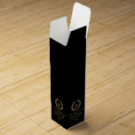 Boite Cadeau Pour Bouteille De Vin Élégante couronne de laurier or<br><div class="desc">Elégant design simple monogrammed vin étiquette. Couronne de laurier aux tons or avec un monogramme personnalisable. Arrière - plan changeable en noir et modèle de texte personnalisable.</div>