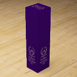 Boite Cadeau Pour Bouteille De Vin Élégante couronne Or & Argent Laurel Sur Violet<br><div class="desc">Design élégant,  simple,  monogrammé boîte à vin. Couronne de laurier or et argent avec un monogramme personnalisable. Arrière - plan changeable violet modèle de texte personnalisable.</div>