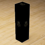 Boite Cadeau Pour Bouteille De Vin Elégante couronne or et argent Laurel<br><div class="desc">Design élégant,  simple,  monogrammé étiquette de vin. Couronne de laurier or et argent avec un monogramme personnalisable. Arrière - plan changeable en noir et modèle de texte personnalisable.</div>