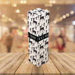 Boite Cadeau Pour Bouteille De Vin Folk Art Deer Patter Bande personnalisable<br><div class="desc">Le motif présente des silhouettes de cerfs noirs et de fleurs dans un style d'art populaire Scandia sur arrière - plan blanc avec bande noire et texte personnalisable dans une police blanche moderne</div>