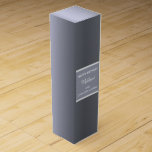 Boite Cadeau Pour Bouteille De Vin Fox argent feuille d'anniversaire hommes gars gris<br><div class="desc">Thème renard argenté. Une boîte à vin cadeau en argent pour hommes, les gars. Un arrière - plan de couleur dégradé, à l'aspect métallique d'un faux argent foncé. Avec le texte : Joyeux anniversaire. Personnalisez et ajoutez des noms. Le nom du garçon d'anniversaire est écrit avec un script de style...</div>