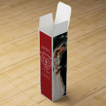 Boite Cadeau Pour Bouteille De Vin Garnet anniversaire 2 ans d'amour photo personnali<br><div class="desc">Une simple gemstone de grenat affecte l'art de la ligne de coeur graphiques rouge foncé et blanc 2ème anniversaire Mariage ajouter votre propre boîte à vin photo. Personnalisez ces boîtes à vin d'anniversaire mariage avec vos propres noms, date d'anniversaire et détails sur le vin. Idéal pour un premier anniversaire de...</div>