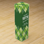 Boite Cadeau Pour Bouteille De Vin Golf Jacquard vert boîte à vin 50e anniversaire<br><div class="desc">Bright Jacquard golf motif style de style vert,  blanc et vin rouge. Personnalisez avec le nom et l'année de naissance de vos bénéficiaires. Lit actuellement heureux 50e anniversaire Keith année Vintage. Idéal pour donner une bouteille à un passionné de golf ou de sport. Conçu par Sarah Trett.</div>