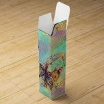 BOITE CADEAU POUR BOUTEILLE DE VIN JARDIN DES OMBRES PERDUES MAGIQUE BUTTERFLY PLANTE<br><div class="desc">Elégant, coloré, design de monogramme lunatique, beauté magique vibrante, fleurs d'imaginaire pétillantes dans bleu aqua clair, turquoise, vert turquoise, couleurs jaune orange, éclat d'or. Peinture médiatique mixte avec feuille d'or et d'argent.Le thème concerne les archétypes et le symbolisme alchimique médiéval.Il s'agit d'une vision distillée de l'imaginaire collectif occidental et oriental...</div>