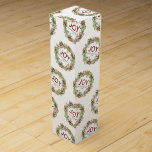 Boite Cadeau Pour Bouteille De Vin Joy - Christmas Wreath Nom de famille<br><div class="desc">Belle verdure en couronne "Joy" boîte à vin personnalisée.</div>