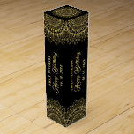 Boite Cadeau Pour Bouteille De Vin Mandala d'or sur Arrière - plan de Damas noirs<br><div class="desc">Mandala doré sur un arrière - plan monochromatique noir et gris foncé. Texte personnalisable dans un anniversaire de couleur or assorti.</div>
