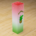 Boite Cadeau Pour Bouteille De Vin Maui Kalikimaka Pun Hawaiian Christmas Pineappy<br><div class="desc">Image de Noël sur le thème hawaïen : un petit ananas avec lunettes de soleil sur un arrière - plan rouge-blanc-vert dégradé, avec les mots Maui Kalikimaka, un jeu de mots sur l'expression hawaïenne Mele Kalikimaka (hawaïen pour Joyeux Noël). Contactez les Motifs et peintures de vacances pour toute demande spéciale....</div>