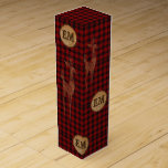 Boite Cadeau Pour Bouteille De Vin Monogramme de bison plaqué rustique Monogramme rou<br><div class="desc">Ce cerf de Noël festif,  boîte à porte-bouteilles à thème rustique plaid de buffle est parfait pour la saison automne/hiver. ________________________________________________________________________________________________________________________________________________________________________________________________________________________________________________________________</div>