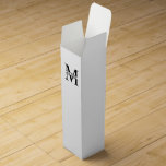 Boite Cadeau Pour Bouteille De Vin Monogramme et nom personnalisés<br><div class="desc">Monogramme personnalisé et cadeaux de nom avec monogramme personnalisé et nom dans le style de police serif classique.

Parfait comme cadeaux de fête des pères pour papa,  cadeaux pour grand-père,  mari,  marié,  meilleur homme,  groomsmen et plus.</div>