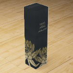 BOITE CADEAU POUR BOUTEILLE DE VIN MONOGRAMME FLORAL VERDOYANT D'OR BLEU NOIR LOTUS<br><div class="desc">Si vous avez besoin d'une personnalisation ou d'autres éléments correspondants,  n'hésitez pas à me contacter à l'adresse yellowfebstudio@gmail.com</div>