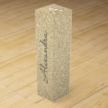 Boite Cadeau Pour Bouteille De Vin Monogramme Parties scintillant or et étincelle<br><div class="desc">Parties scintillant Gold Faux et boîte à cadeau épatante de vin. Cette boîte cadeau de vin peut être customisée pour inclure votre nom initial et prénom et fait une grande fête d'anniversaire,  anniversaire,  fête de bachelorette,  cadeau de douche nuptiale.</div>