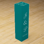 Boite Cadeau Pour Bouteille De Vin Monogramme Turquoise Vert Mariage Vin Box<br><div class="desc">Joli arrière - plan vert solide turquoise avec des ballotins de vin mariage en texte blanc pour vos invités de réception. Utilisez-les pour les bouteilles de vin ou de champagne cachées à l'intérieur, pour les fêtes d'anniversaire ou autres occasions spéciales. Personnalisez avec les Initiales Monogrammes de l'Épouse et de la...</div>
