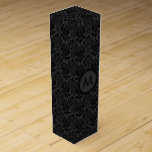 Boite Cadeau Pour Bouteille De Vin Monoton noir monogramme Motif de Damas florales<br><div class="desc">Monogramme élégant noir monochromatique vintage damas florales motif</div>