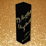 Boite Cadeau Pour Bouteille De Vin Nom personnalisé Joyeux anniversaire Faux Gold Noi<br><div class="desc">Créez votre propre personnalisation, personnalisée, classe, belle élégante fausse typographie or / script, cool noir et gris à damiers motif, vin d'anniversaire / boîte cadeau champagne, avec vos souhaits d'anniversaire personnalisés sur le devant et votre note / message personnalisé à l'arrière. Fabriquée avec un solide carton 24 pt, cette boîte...</div>