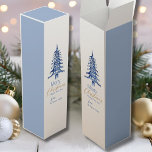 Boite Cadeau Pour Bouteille De Vin Pagode bleue Dusty sapin de Noël, cadeau d'auberge<br><div class="desc">Pagode Bleue Boîte Cadeau Arbre de Noël Faites vos cadeaux de Vin de vacances avec notre boîte Cadeau Arbre de Noël Pagode Bleue. Avec notre élégant arbre de Noël à pagode bleue et le message festif "Joyeux Noël, Bonne Année", cette boîte peut être personnalisée avec votre nom, en faisant un...</div>