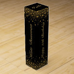 Boite Cadeau Pour Bouteille De Vin Parties scintillant Gold sur le texte personnalisé<br><div class="desc">Parties scintillant or accent sur le noir avec texte personnalisable en or-Happy 40e anniversaire sur deux côtés et nom de personne sur deux autres côtés. monogramme à deux lettres sur le côté supérieur de la boîte à vin.</div>