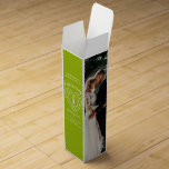 Boite Cadeau Pour Bouteille De Vin Péridot anniversaire 1 an d'amour photo personnali<br><div class="desc">Simple effet pierre coeur ligne d'art graphique citron vert et blanc 1er anniversaire Mariage ajoutez votre propre boîte à vin photo. Personnalisez ces boîtes à vin en pierre de coeur de style perdot couleur verte d'anniversaire mariage avec vos propres noms, date d'anniversaire et détails sur le vin. Idéal pour un...</div>