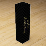Boite Cadeau Pour Bouteille De Vin Personnalisé Birthday Faux Gold Black À damiers<br><div class="desc">Créez votre propre personnalisation, personnalisée, classe, belle élégante typographie / script faux or, cool noir et gris à damiers motif, boîte cadeau d'anniversaire vin / champagne, avec vos souhaits d'anniversaire personnalisés sur le devant et votre note / message personnalisé à l'arrière. Fait avec robuste 24 pt. cardstock, cette boîte à...</div>