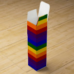 Boite Cadeau Pour Bouteille De Vin Rayures arc-en-ciel<br><div class="desc">Rouge,  orange,  jaune,  vert,  bleu,  indigo,  violet : les couleurs de l'arc-en-ciel sont présentées en bandes verticales dans ce design. La séquence d'arc-en-ciel festive se répète à travers le design. numériquement a créé une image de 8800 x 5200 pixels. Copyright ©2011 Claire E. Skinner,  Tous droits réservés.</div>
