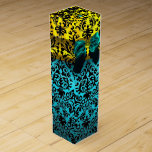 Boite Cadeau Pour Bouteille De Vin RIBON BLEU turquoise, ART NOIR NOUVEAU DAMASK<br><div class="desc">Elégant jaune or, turquoise, boîte cadeau bleu aqua avec des pierres précieuses 3D topaz aquamarine, classe, unique damas Art Nouveau, facilement personnalisable avec votre texte pour vin mariage, cadeau nuptial, 16, baby showers, douches nuptiales, fête d'anniversaire de quinceanera, Bat mitzvah, douches fiançailles romantiques, Noël, vacances, bureau, réunion de famille, nouvelle...</div>