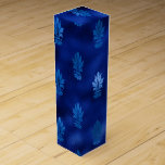Boite Cadeau Pour Bouteille De Vin Royal Blue et Silver<br><div class="desc">Elégante boîte à vin bleu royal en faux feuille avec des accents d'argent pour compléter la collection ci-dessous.</div>