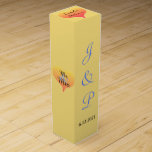 Boite Cadeau Pour Bouteille De Vin Sunset Heart Mellow Yellow Mariage Wine Box<br><div class="desc">Les coeurs romantiques avec des teintes de coucher de soleil dans des teintes dorées jaune orangé à rose ornent les côtés de la boîte avec le libellé, M et Mme à l'intérieur des coeurs. Ballotins de vin mariage doux et doux. Personnalisez avec l'Mariée et les Chambres Prénom Initiales Monogrammées et...</div>