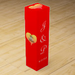 Boite Cadeau Pour Bouteille De Vin Sunset Heart Red Mariage Wine Box<br><div class="desc">Les coeurs romantiques aux teintes de coucher de soleil dans les teintes jaune doré à rose ornent les côtés de la boîte avec le libellé, M et Mme à l'intérieur des coeurs. Ballotins de vin mariage rouge et blanc. Personnalisez avec l'Mariée et les Pièces de prénom Initiales monogrammes et Date...</div>