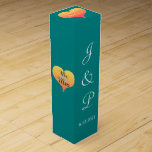 Boite Cadeau Pour Bouteille De Vin Sunset Heart Turquoise Vert Mariage Vin Box<br><div class="desc">Les coeurs romantiques avec des teintes de coucher de soleil dans des teintes dorées jaune orangé à rose ornent les côtés de la boîte avec le libellé, M et Mme à l'intérieur des coeurs. Joli turquoise vin mariage vert ballotins. Personnalisez avec l'Mariée et les Pièces de prénom Initiales monogrammes et...</div>
