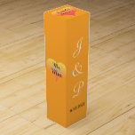 Boite Cadeau Pour Bouteille De Vin Sunset Hearts Orange Mariage<br><div class="desc">M. et Mme sont écrits de part et d'autre à l'intérieur des coeurs romantiques du coucher de soleil dans des tons jaune doré, orange à rose sur les côtés. Couleur arrière - plan orange fraîche. Personnaliser Mariée et Pièces de prénom Initiales monogrammes en élégant script blanc sur le devant. Top...</div>
