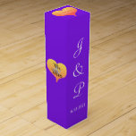 Boite Cadeau Pour Bouteille De Vin Sunset Hearts Violet Mariage<br><div class="desc">Coeurs romantiques mariages. Des ballotins de vin mariage violet et blanc brillant pour un plaisir moderne. Personnalisez avec l'Mariée et les Pièces de prénom Initiales monogrammes et Date Mariage en texte blanc devant la case. Haut de la boîte a le libellé, Aimer le (insérer le nom de famille de la...</div>