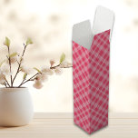 Boite Cadeau Pour Bouteille De Vin Tartar rose plaid été<br><div class="desc">Préparez-vous à ajouter un peu de plaisir d'été à vos rassemblements avec notre boîte à vin en plastique OPink Tartar! Cette boîte élégante est la façon idéale de présenter votre bouteille de vin préférée à n'importe quelle occasion d'été, des pique-niques aux barbecues. Le design élégant de la plaid OPink Tartar...</div>